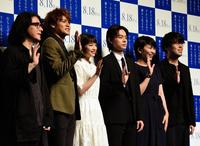製作報告会見でＰＲする（左から）岩井俊二（原作）、宮野真守、広瀬すず、菅田将暉、松たか子、川村元気（企画・プロデュース）＝東京・パークタワーホール（撮影・開出牧）