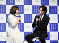 イベントで広瀬すず（左）とトークする菅田将暉＝東京・パークタワーホール（撮影・開出牧）