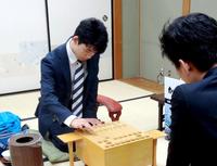 都成竜馬四段と対局を行う藤井聡太四段（奥）＝大阪・関西将棋会館