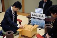 若手棋士の登竜門「加古川青流戦」２回戦で初手を放つ藤井聡太四段（左）＝関西将棋会館（撮影・大山伸一郎）