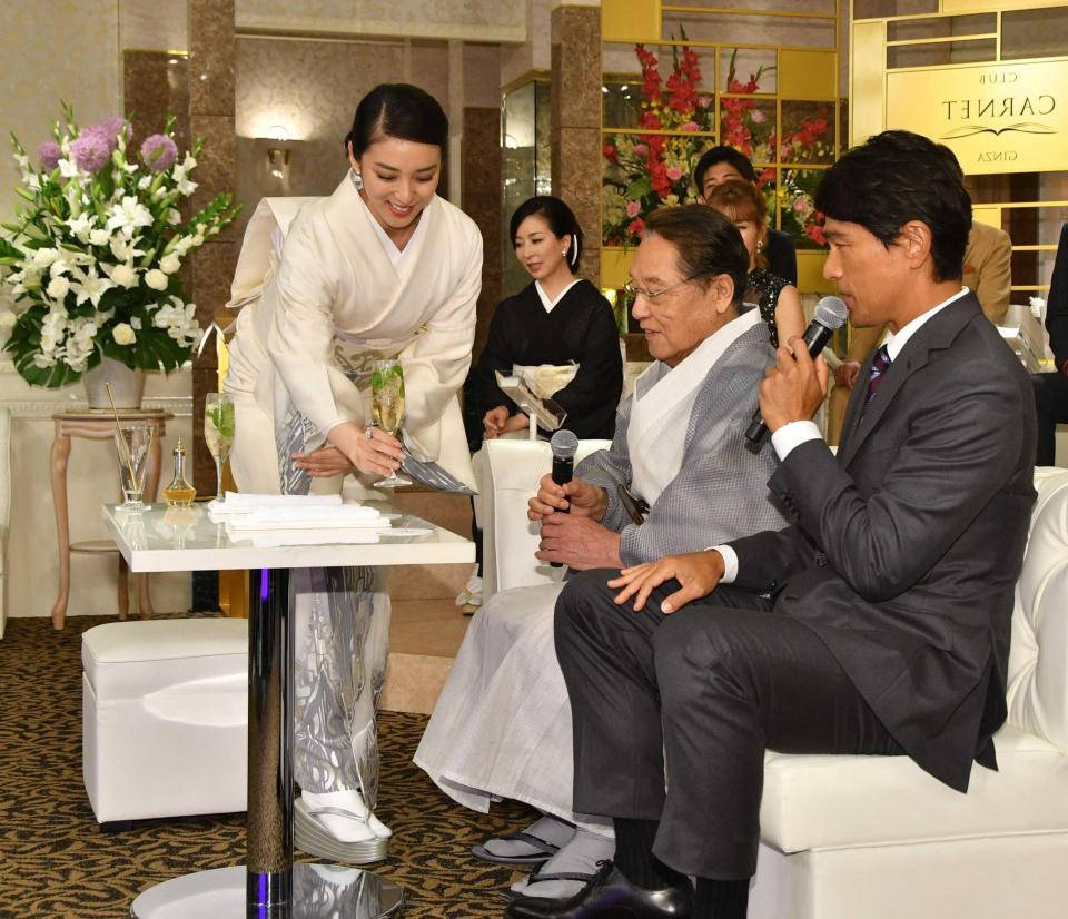 　江口洋介、伊東四朗に特製カクテルをふるまう武井咲（左）＝テレビ朝日