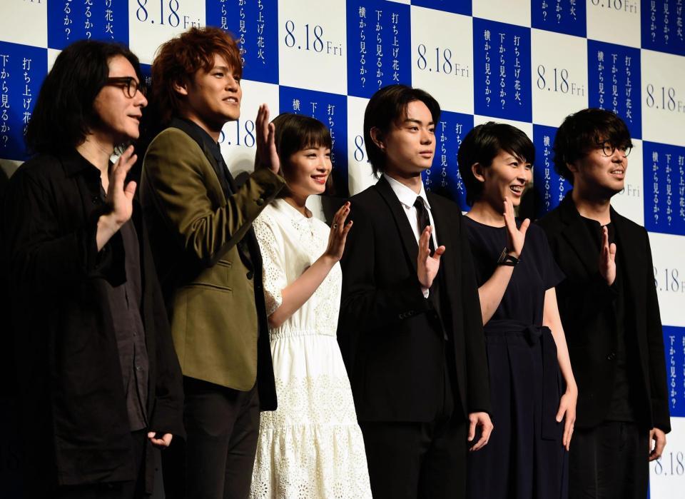 製作報告会見でＰＲする（左から）岩井俊二（原作）、宮野真守、広瀬すず、菅田将暉、松たか子、川村元気（企画・プロデュース）＝東京・パークタワーホール（撮影・開出牧）
