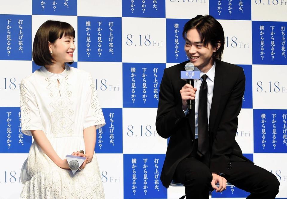 製作報告会見でトークをする菅田将暉（右）と広瀬すず＝東京・パークタワーホール（撮影・開出牧）