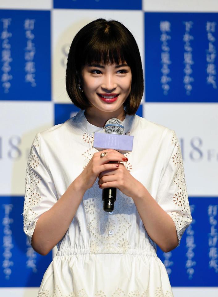 イベントのトークで笑みを浮かべる広瀬すず＝東京・パークタワーホール（撮影・開出牧）