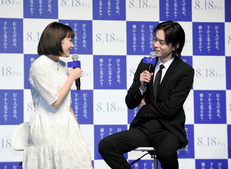 イベントで広瀬すず（左）とトークする菅田将暉＝東京・パークタワーホール（撮影・開出牧）