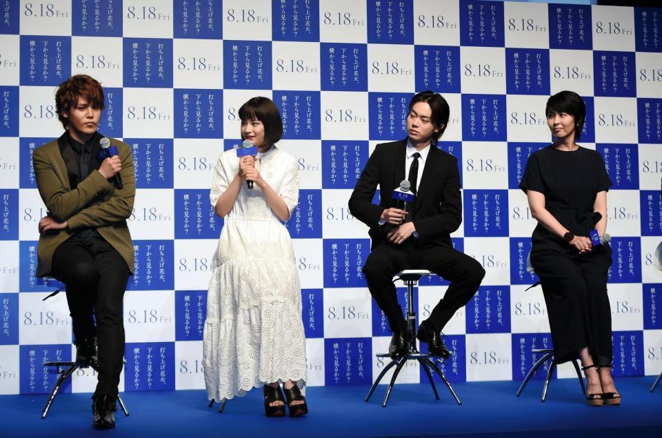 イベントでトークをする広瀬すず（左から２人目）。左端は宮野真守、（右から）松たか子、菅田将暉＝東京・パークタワーホール（撮影・開出牧）