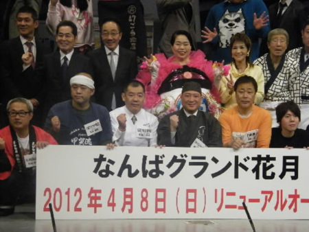 ２０１２年のなんばグランド花月リニューアル会見で、勢ぞろいした吉本興業の芸人ら