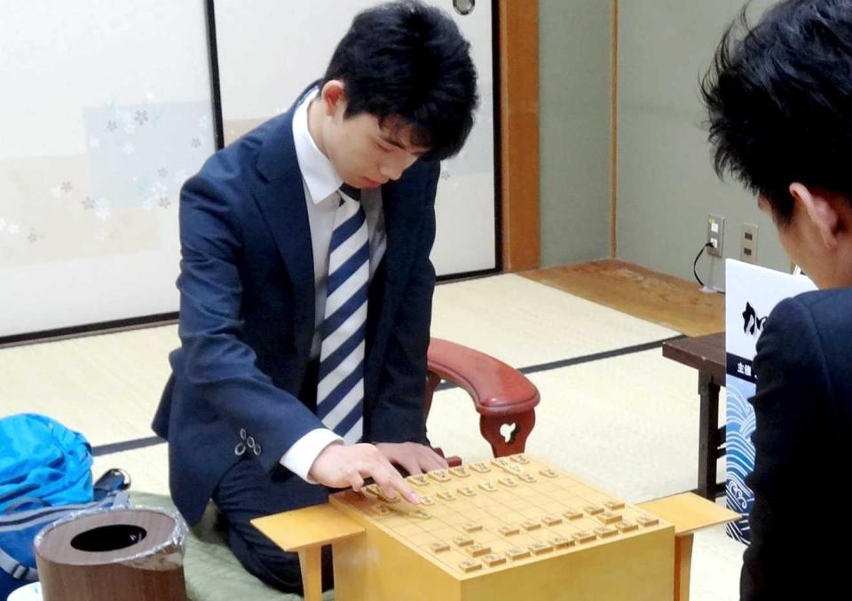 　都成竜馬四段と対局を行う藤井聡太四段（奥）＝大阪・関西将棋会館