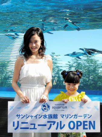 　サンシャイン水族館マリンガーデンオープニングセレモニーに登場した小島瑠璃子（左）と新井美羽＝池袋・サンシャイン水族館