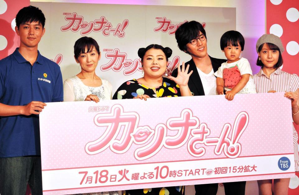 ファッションショーをイメージしたステージで会見した（左から）工藤阿須加、斉藤由貴、渡辺直美、要潤、川原瑛都、トリンドル玲奈＝東京・恵比寿