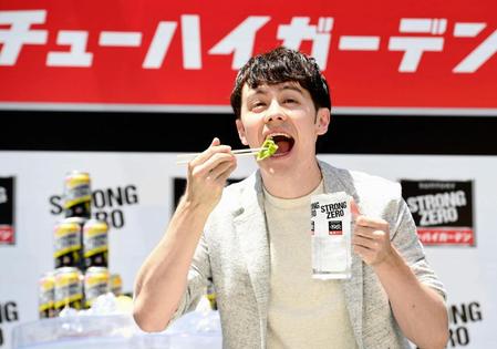 ギョーザを食しながらチューハイを飲むウェンツ瑛士＝赤坂サカス（撮影・園田高夫）