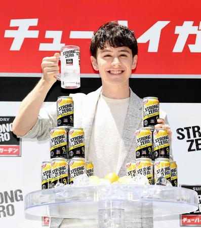 　ストロングゼロをＰＲするウエンツ瑛士＝赤坂サカス