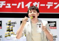 ギョーザを食しながらチューハイを飲むウェンツ瑛士＝赤坂サカス（撮影・園田高夫）