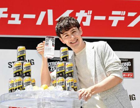 　ジョッキを持ってポーズをとるウエンツ瑛士＝赤坂サカス（撮影・園田高夫）