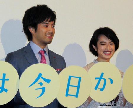 舞台あいさつを行った三浦貴大（左）と門脇麦＝東京・渋谷