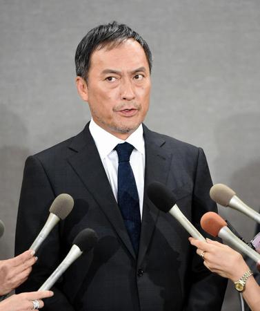 会見で質問に答える渡辺謙＝東京・フクラシア品川クリスタルスクエア（撮影・開出牧）