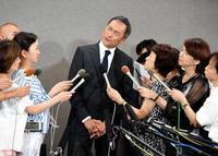 会見で質問の答えに窮する渡辺謙＝東京・フクラシア品川クリスタルスクエア（撮影・開出牧）