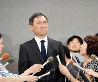 矢継ぎ早の質問に苦しい表情を見せる渡辺謙＝東京・フクラシア品川クリスタルスクエア（撮影・開出牧）