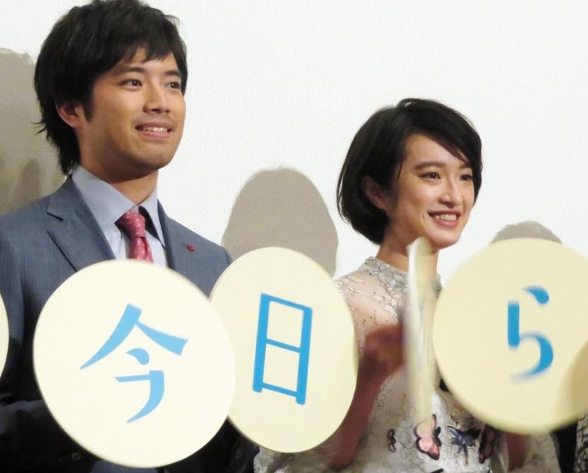 舞台あいさつを行った三浦貴大（左）、門脇麦＝東京・渋谷