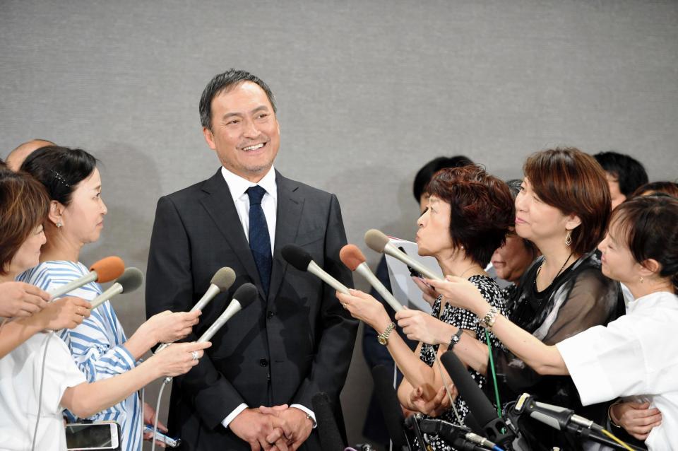 矢継ぎ早の質問に苦笑いの渡辺謙＝東京・フクラシア品川クリスタルスクエア（撮影・開出牧）