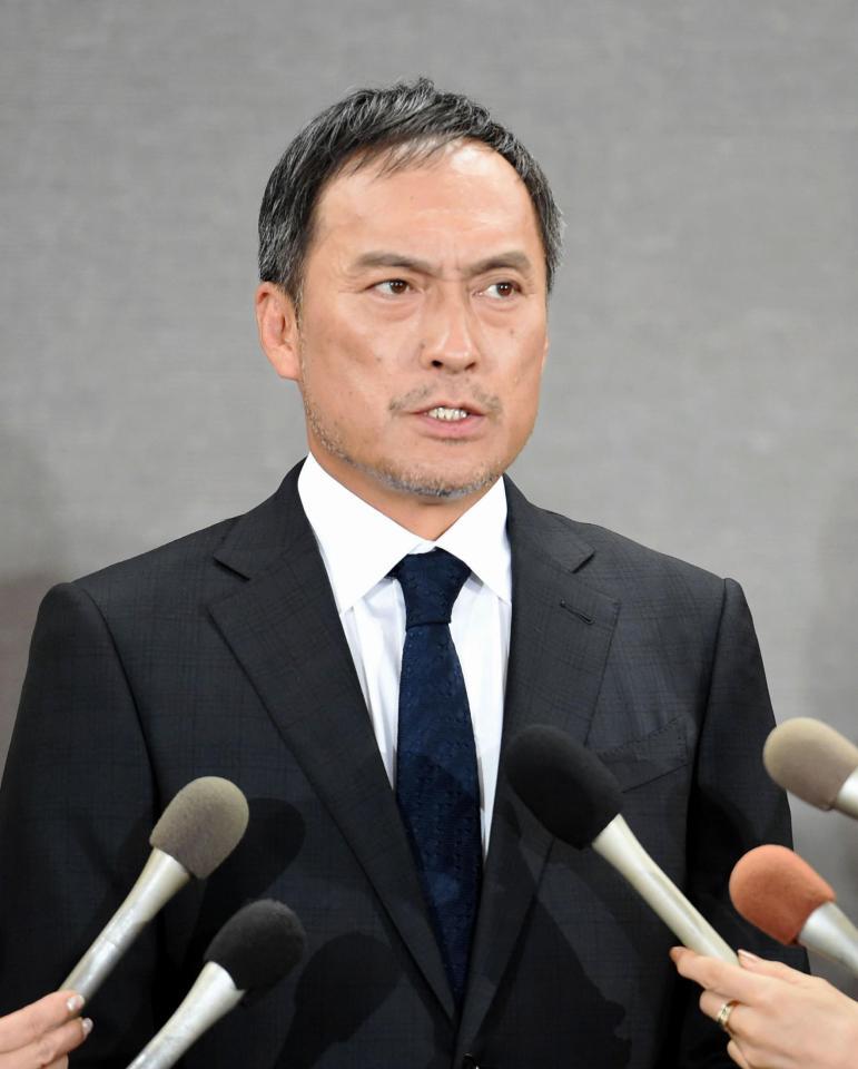 会見で不倫騒動を謝罪する渡辺謙＝東京・フクラシア品川クリスタルスクエア（撮影・開出牧）