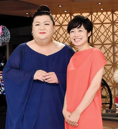 有働由美子アナ（右）と笑顔でポーズをとるマツコ・デラックス＝ＮＨＫ放送センター（撮影・中田匡峻）