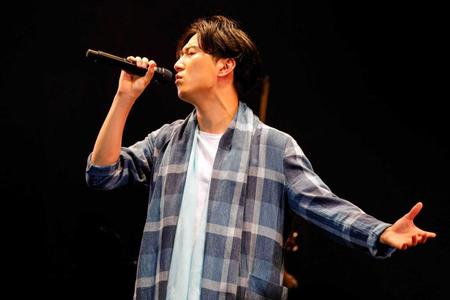 　熱唱する村上佳佑＝東京・恵比寿