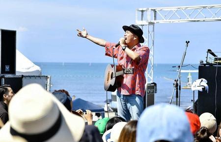 　熱唱するＮＯＢＵ＝宮崎・青島