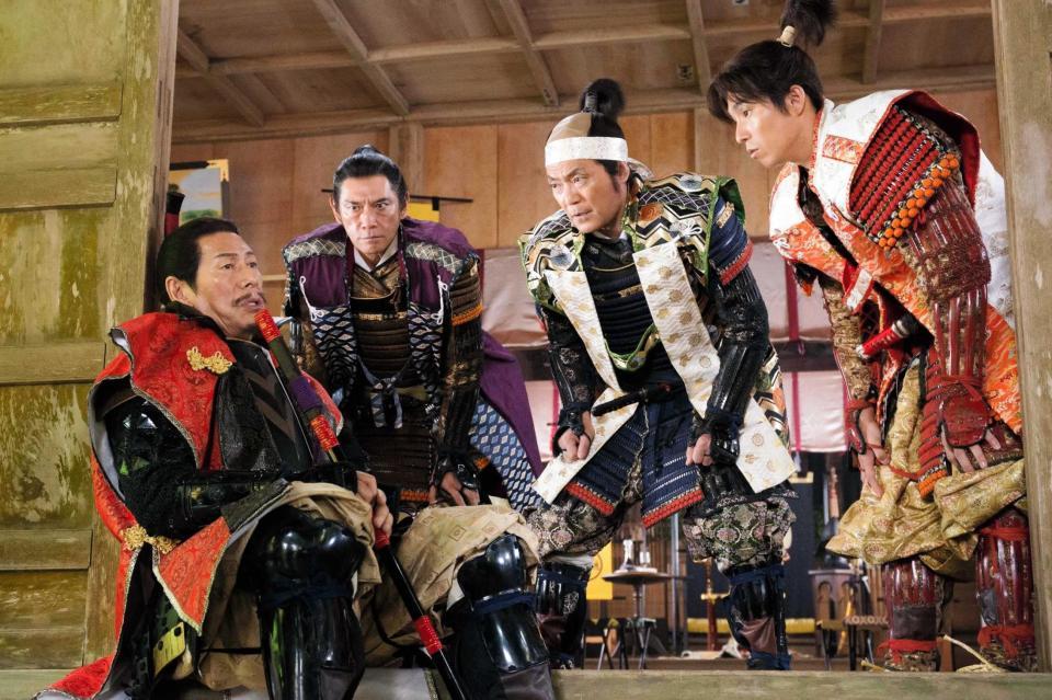 　「僕の金ケ崎」の一場面。（左から）大杉漣、杉本哲太、渡辺いっけい、中尾明慶
