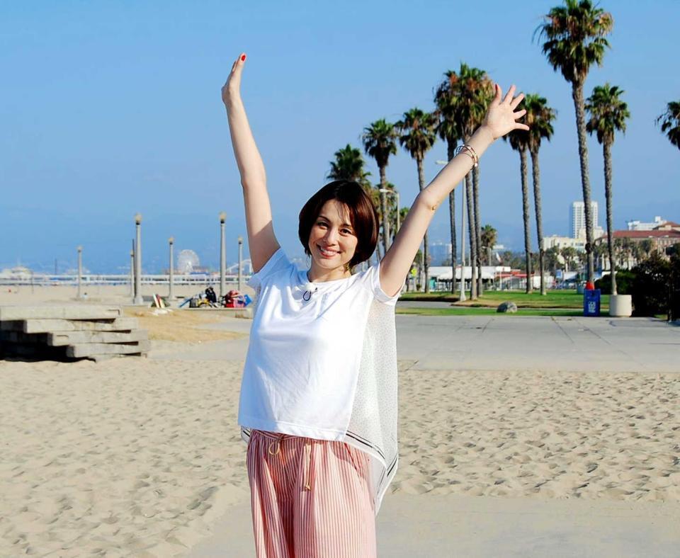 　米ロサンゼルス・サンタモニカの海辺から「ドクターＸ」の新シリーズと世界配信を発表した米倉涼子