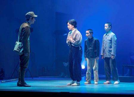 舞台で演技を披露する吉永小百合（左から２人目）＝都内