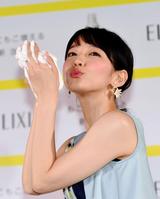 泡チューポーズを決める吉岡里帆＝サナギ新宿（撮影・園田高夫）