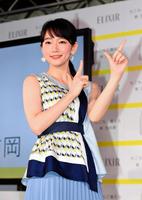 ＣＭと同じ決めポーズをする吉岡里帆＝サナギ新宿（撮影・園田高夫）