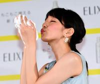 ＣＭと同じ泡にチューポーズをする吉岡里帆＝サナギ新宿（撮影・園田高夫）