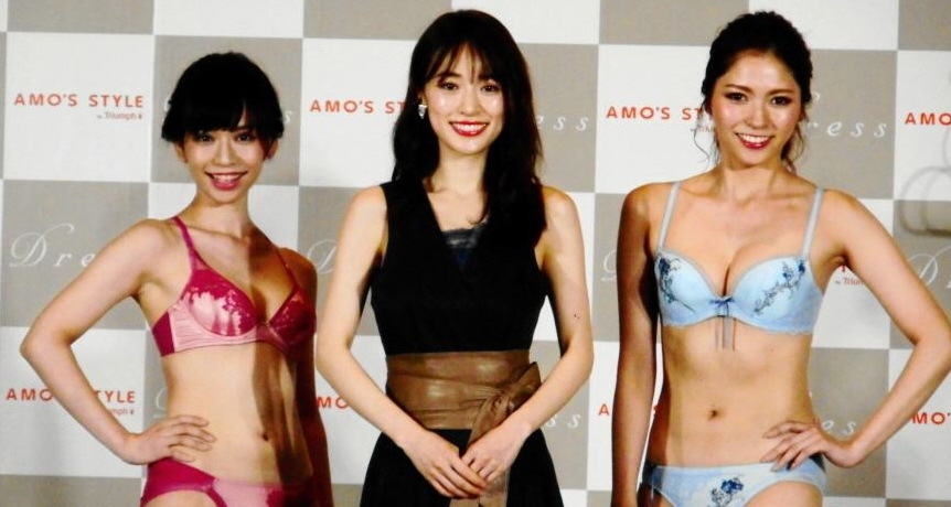 「Ｄｒｅｓｓ」２０１７年Ａ／Ｗコレクションにゲストで登場した泉里香（中央）とランジェリーを着用したモデル＝東京・リストランテＡＳＯ