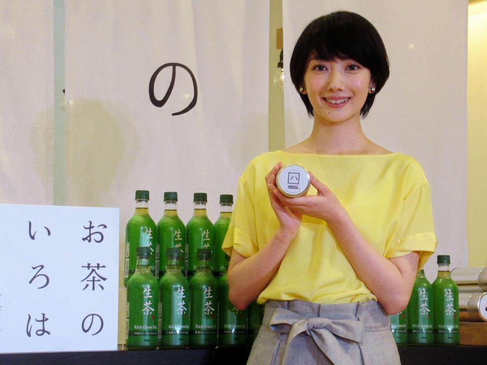 自身の名にちなんで「ハ」と書かれた煎茶の缶を手にする波瑠＝東京・原宿