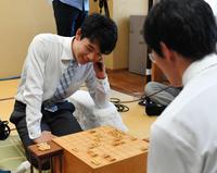 三枚堂達也四段に敗れプロ２敗目を喫し苦笑いする藤井聡太四段（奥）＝千駄ヶ谷・将棋会館（撮影・三好信也）