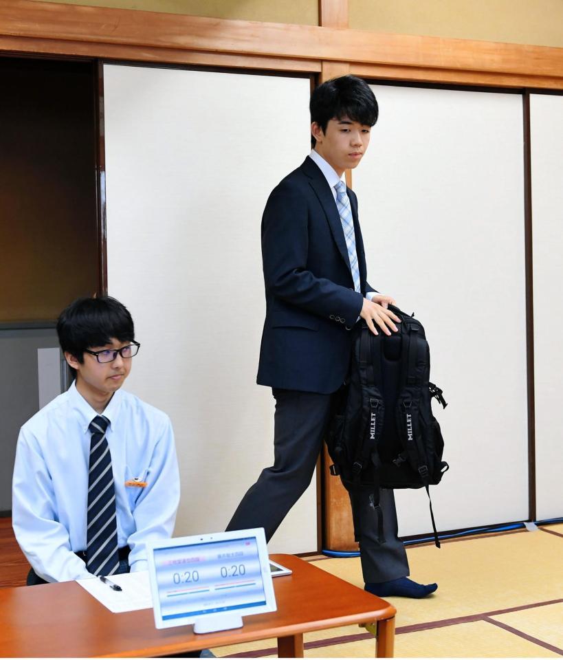 会場入りする藤井聡太四段＝千駄ヶ谷・将棋会館（撮影・三好信也）