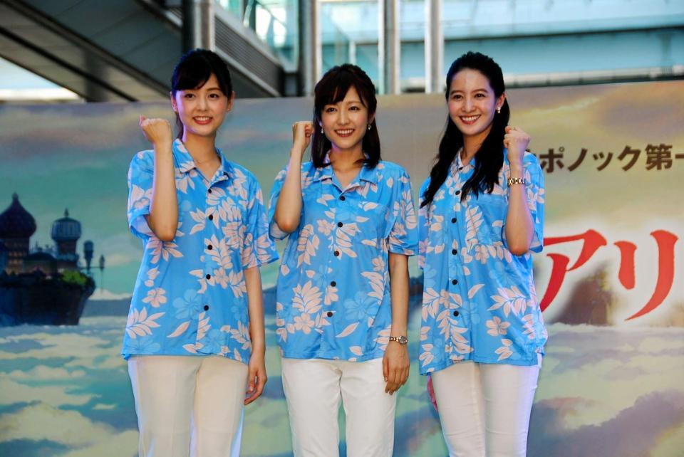 イベントデビューを飾った日本テレビの後呂有紗アナウンサー（右）と佐藤梨那アナ（左）、先輩の滝菜月アナ＝東京・汐留