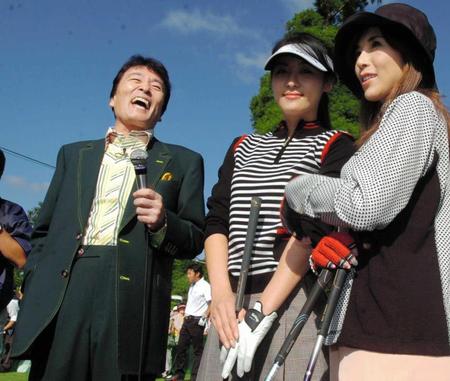 　自身が主催するチャリティーゴルフ大会で女優陣と語らう平尾昌晃さん＝２００５年９月