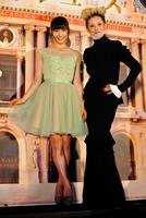 担当キャラをイメージした衣装の土屋太鳳（左）と夏木マリ＝東京・有楽町