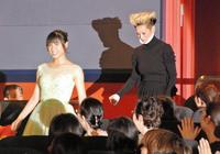 客席通路から登場した土屋太鳳（左）と夏木マリ＝東京・有楽町