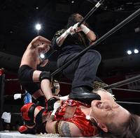 ＴＡＲＵとともに長与千種を攻める宮根誠司＝品川プリンスホテルクラブｅｘ