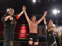 タッグを組んだＴＡＲＵ（左）ジャガー横田（右）から健闘をたたえられる宮根誠司＝品川プリンスホテルクラブｅｘ