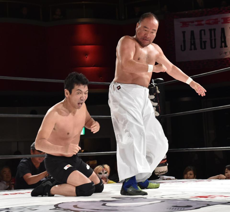 越中詩郎のヒップアタックを浴びる宮根誠司（左）＝品川プリンスホテルクラブｅｘ（撮影・田村亮介）