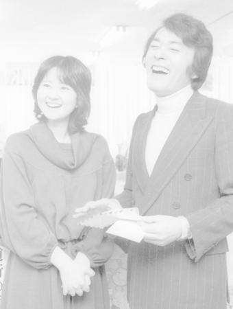 　７８年１月「カナダからの手紙」をリリースした平尾昌晃さんと畑中葉子（左）