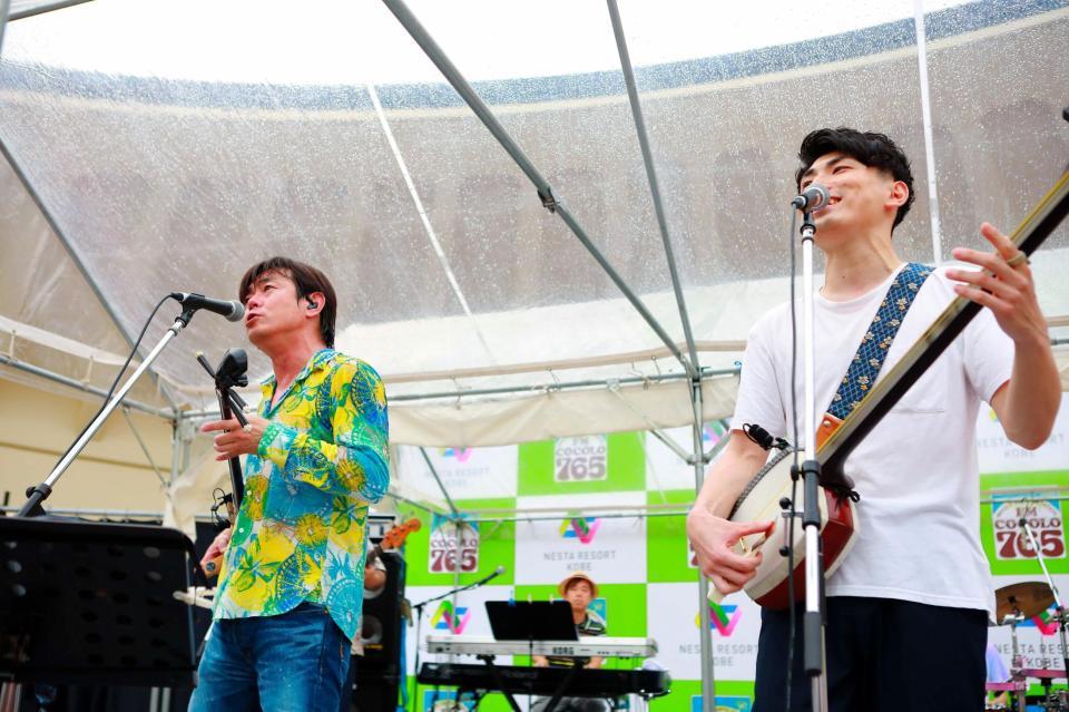 宮沢和史（左）と名曲「島唄」でコラボした木島ユタカ＝ネスタリゾート神戸