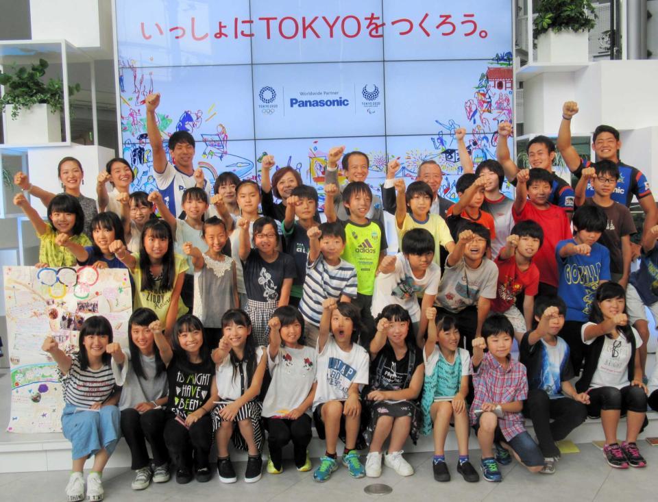 　“小学生記者”と気勢を上げる選手や関係者ら＝東京・有明のパナソニックセンター東京