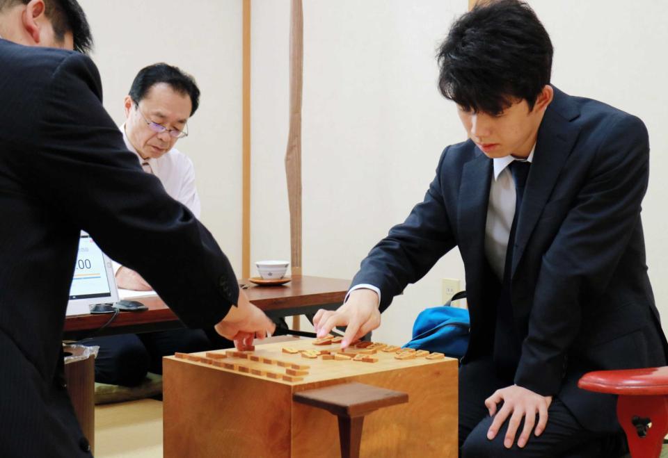 　阪口悟五段と対局を行った藤井聡太四段＝大阪市内（提供・日本将棋連盟）