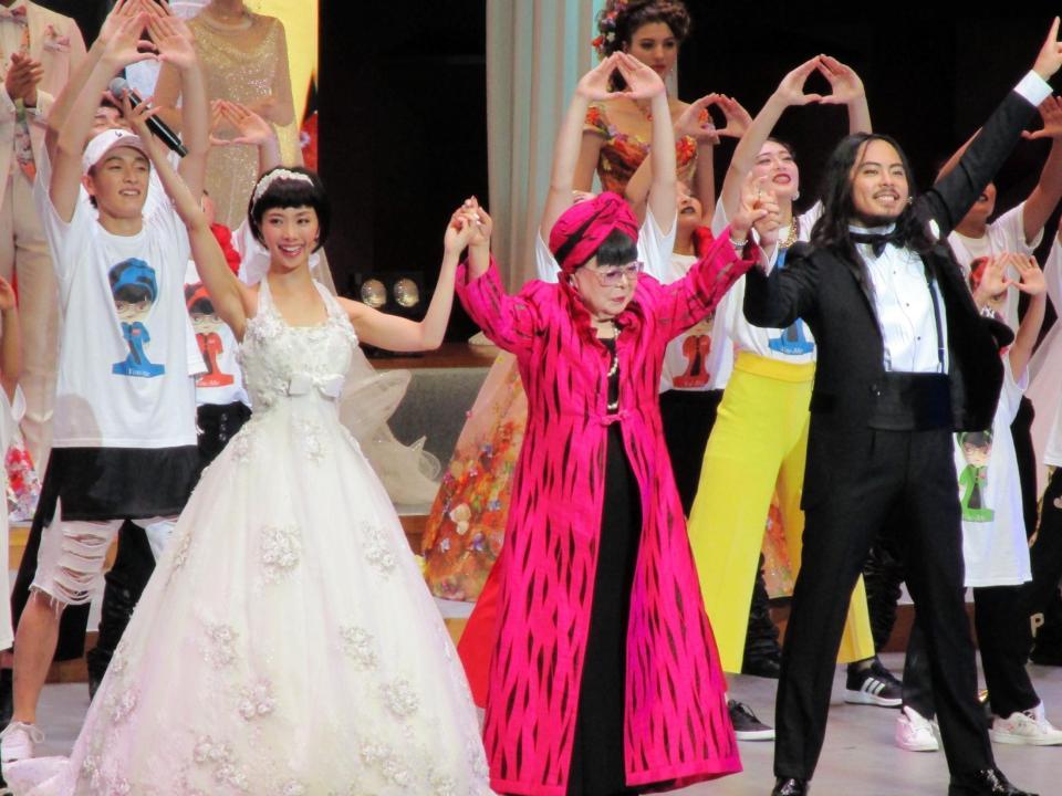 桂由美大阪コレクションに出演した妃海風、桂由美氏、ＫＥＮＴＯ　ＭＯＲＩ＝大阪市　ザ・シンフォニーホール